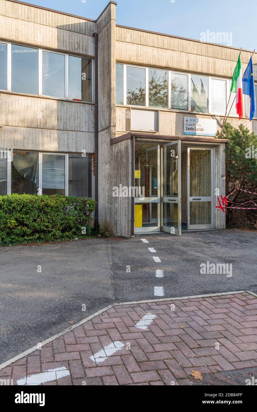 Außenansicht der Schule, italienisches Schulgebäude Stockfoto
