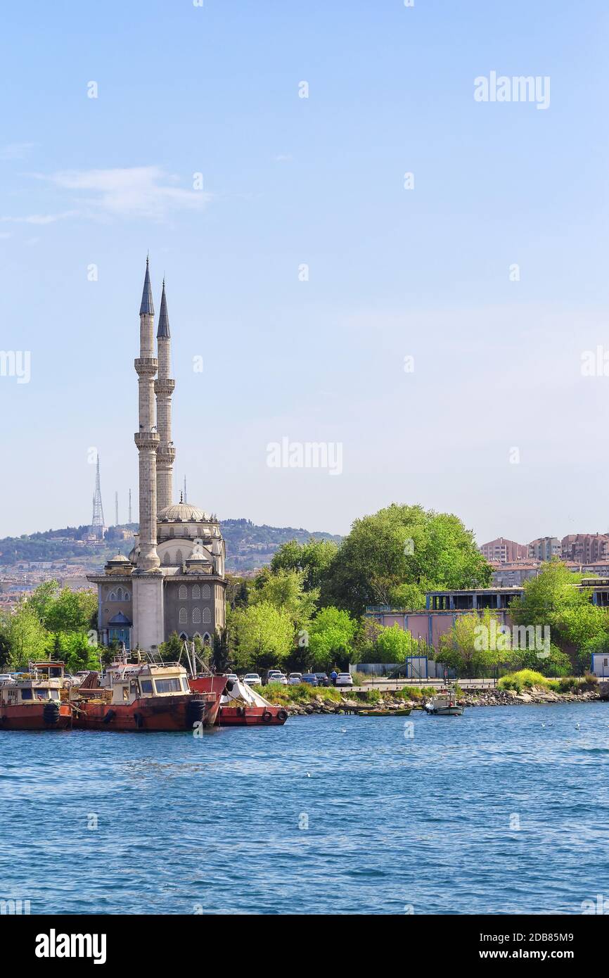 Istanbuls am Wasser, mit Schiffen und eine Moschee. Stockfoto