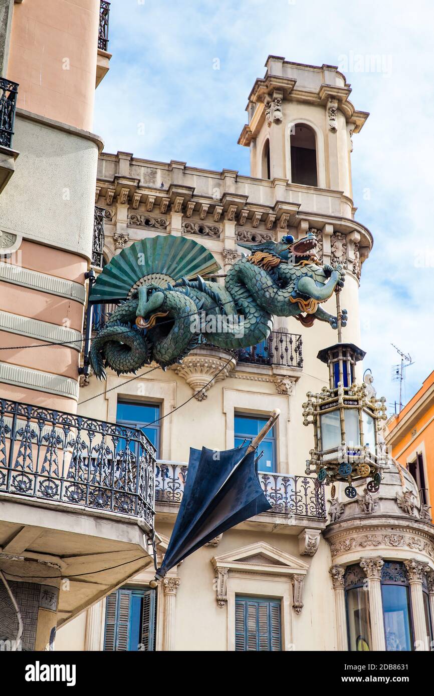 BARCELONA MÄRZ 2018 Haus der Schirme (Casa Bruno Cuadros) auf dem 19