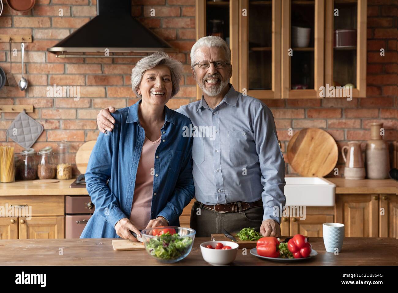 Portrait glücklich reife Familie umarmt, in der Küche stehend, Kochen zusammen Stockfoto
