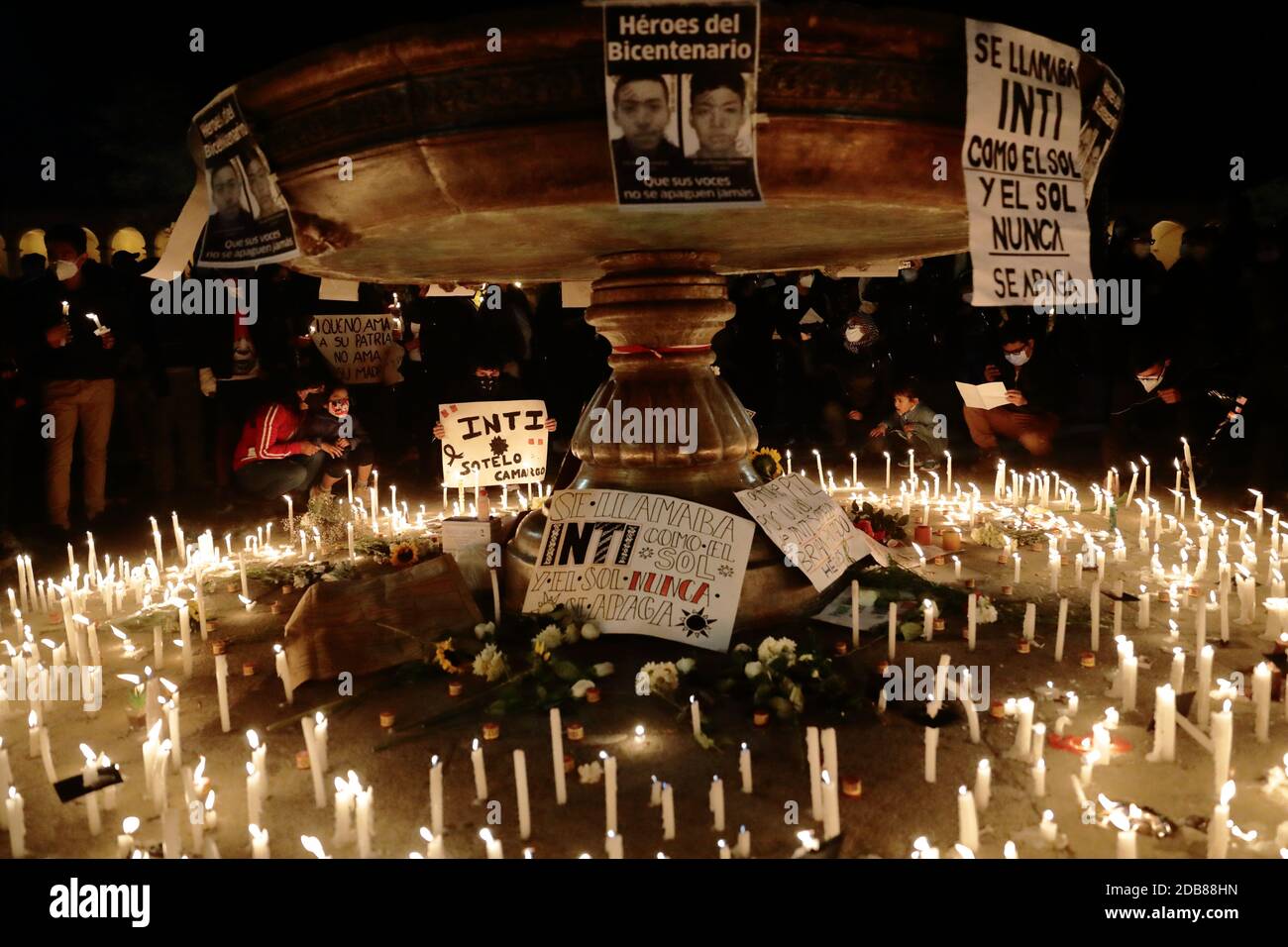 15. November 2020, Peru, Arequipa: "Sein Name war 'Inti', wie die Sonne. Die Sonne geht nie aus", ist der Titel eines Plakats zum Gedenken an den jungen Inti Sotelo Camargo, der während der Proteste gegen das starb, was viele Peruaner als die undemokratischen Aktionen des Kongresses in der Amtsenthebung von Präsident Vizcarra betrachten. Der Kongress hatte Präsident Vizcarra am 9. November wegen Korruptionsvorwürfen aus dem Amt genommen. Daraufhin übernahm Präsident Merino das Amt provisorisch. Nach den heftigen Protesten trat Merino jedoch ebenfalls zurück und stürzte Peru in eine schwere Regierungskrise. Foto: Deni Stockfoto