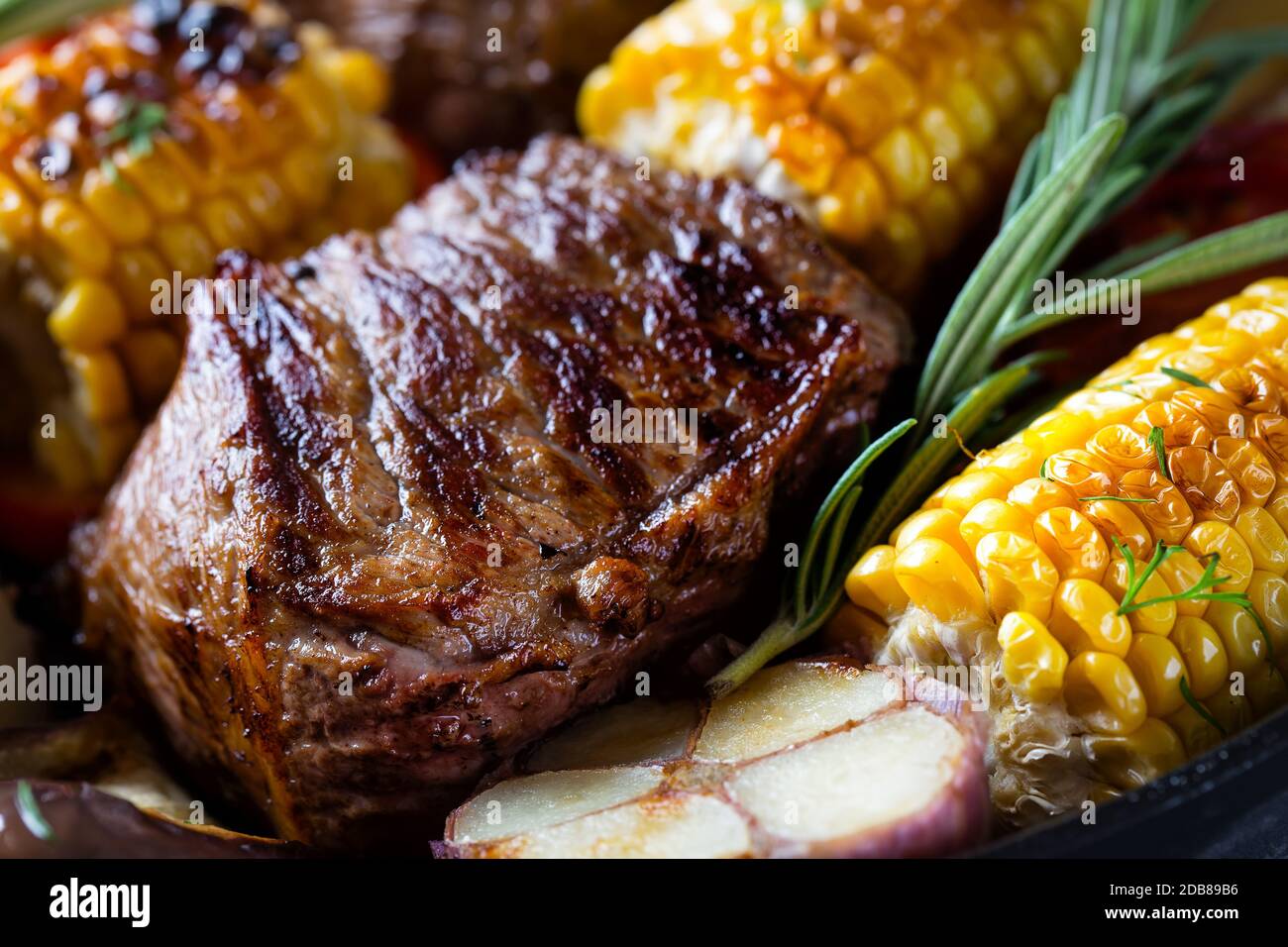 Stück gebratenes Fleisch, umgeben von Mais. Edoard Hintergrund. Das Konzept der natürlichen Nahrung. Stockfoto