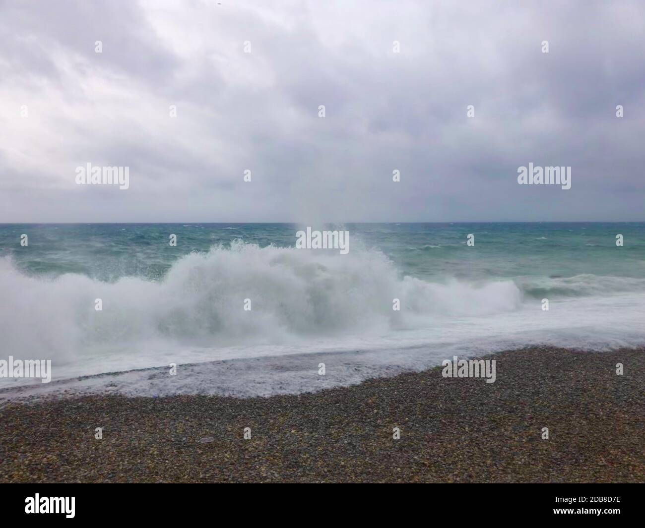 Wellen krachen am Strand während eines Sturms, Promenade des Anglais, Nizza, Alpes-Maritimes, Frankreich Stockfoto