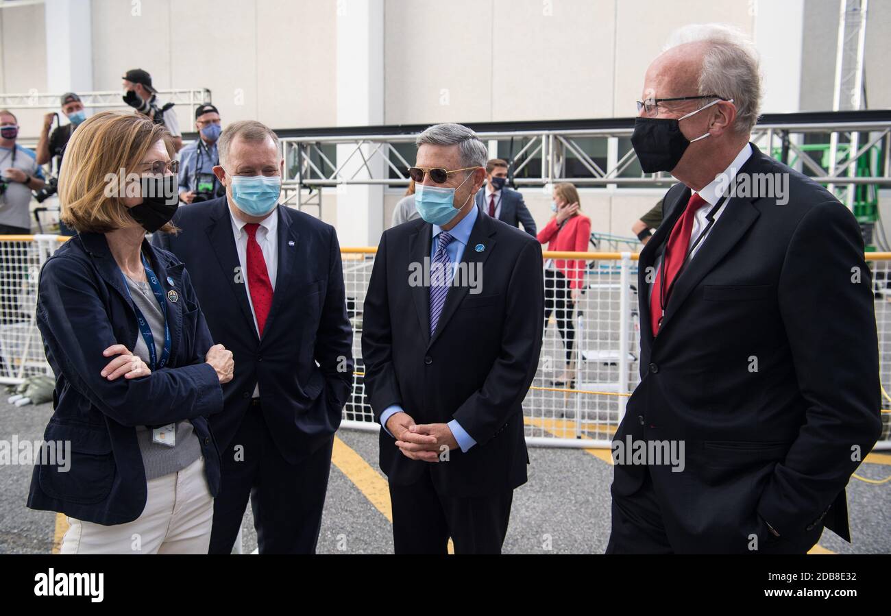 Kathy Lueders, Associate Administrator für NASA Human Exploration and Operations Mission Directorate, links, NASA Deputy Administrator Jim Morhard, zweiter von links, Kennedy Space Center Director Bob Cabana, zweiter von rechts, Und Sen. Jerry Moran (R-KS), rechts, warten auf die NASA SpaceX Commercial Crew One Astronauten, als sie zum Start am Kennedy Space Center 15. November 2020 in Cape Canaveral, Florida. Stockfoto