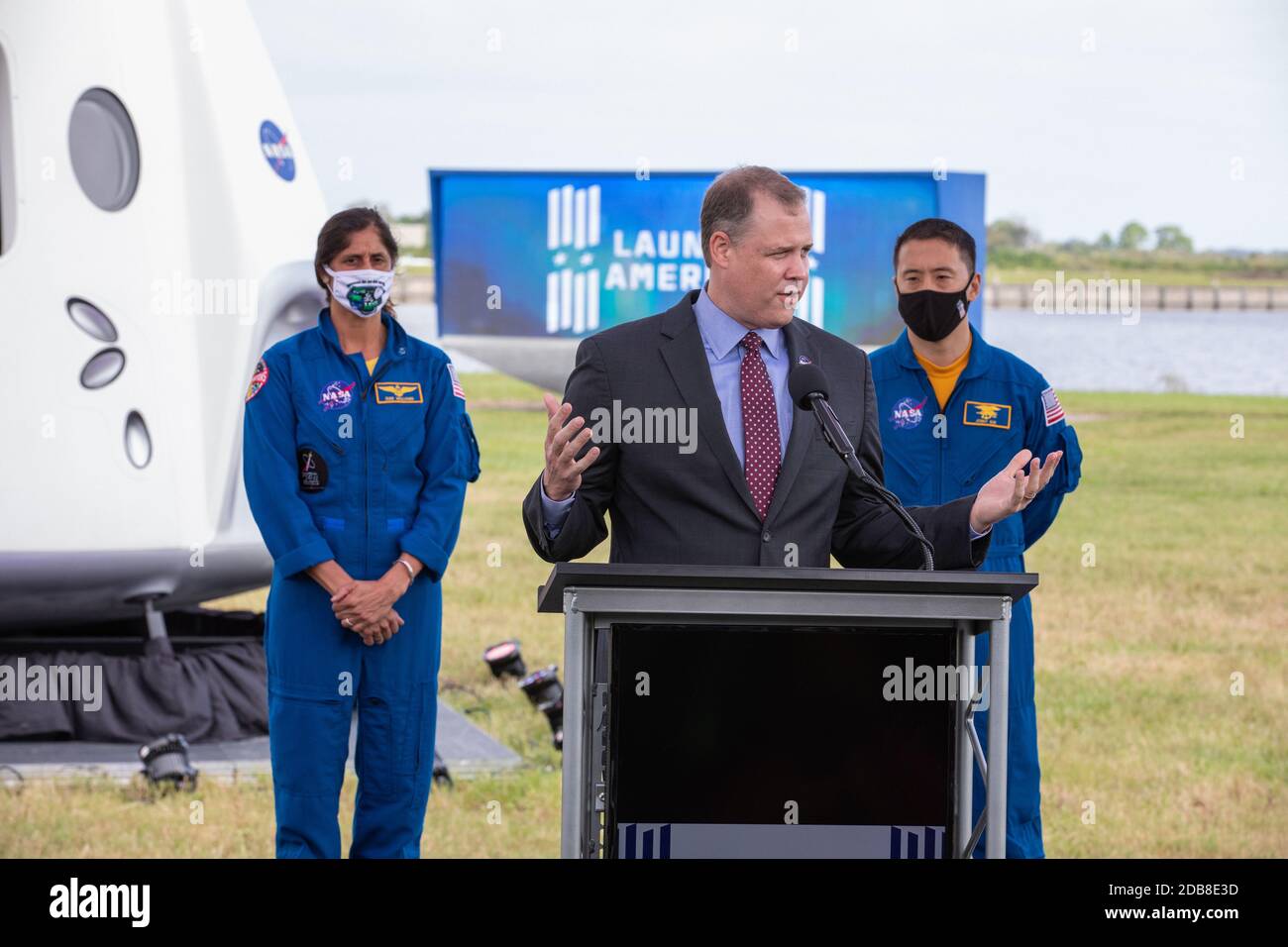 NASA-Administrator Jim Bridenstine spricht mit Medienvertretern während einer Pressekonferenz vor dem Start von Crew-1 im Kennedy Space Center am 13. November 2020 in Cape Canaveral, Florida. Mit Cabana stehen die NASA-Astronauten Sunita Williams, links, und Jonny Kim. Stockfoto