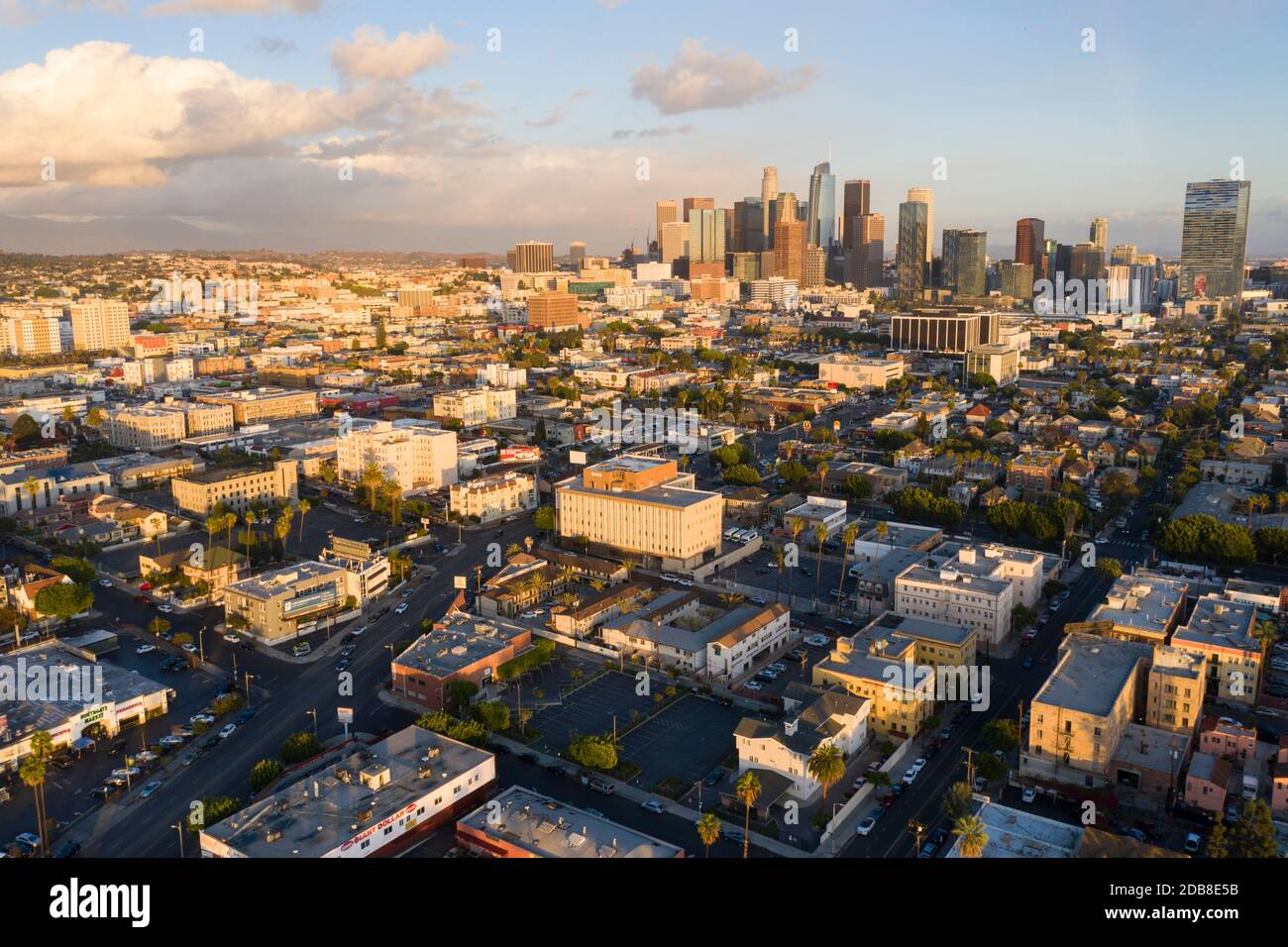 Luftaufnahme der Skyline von Downtown Los Angeles und der Pico-Union Nachbarschaft Stockfoto