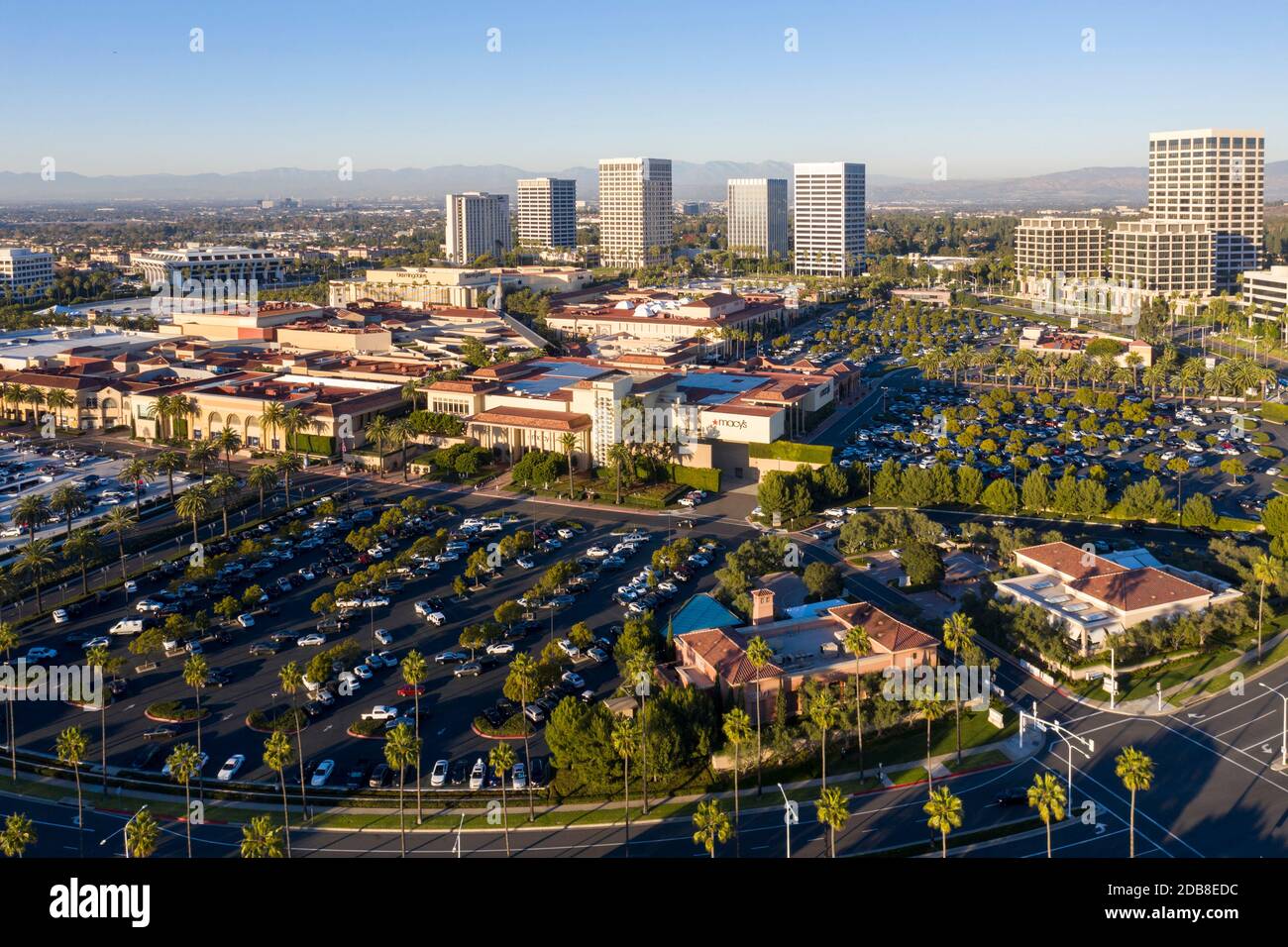 Luftaufnahme des Fashion Island Einkaufszentrums und der Innenstadt Newport Beach Skyline Türme Stockfoto