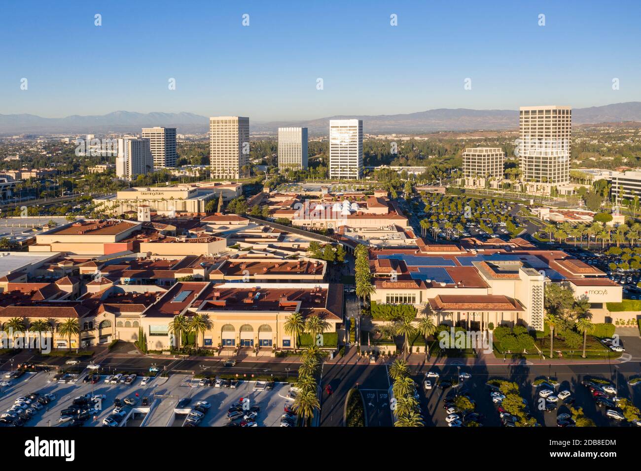 Luftaufnahme des Fashion Island Einkaufszentrums und der Innenstadt Newport Beach Skyline Türme Stockfoto