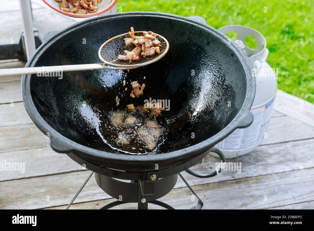 Braten Speck in Kessel auf Feuer draußen im Sommer Zeit. Stockfoto