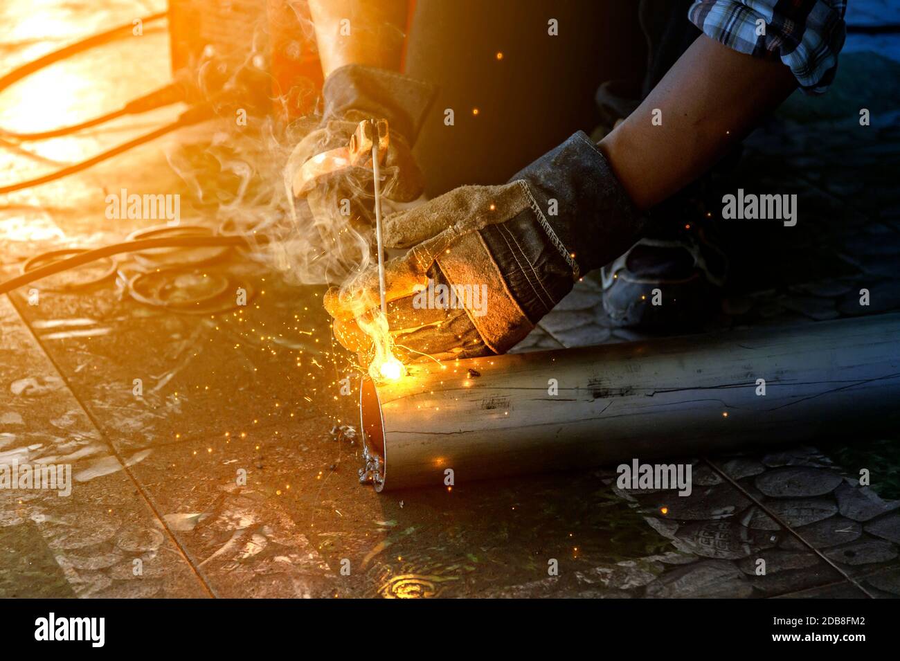Nahaufnahme eines Mannes, der Stahlrohre schweißen, Thailand Stockfoto