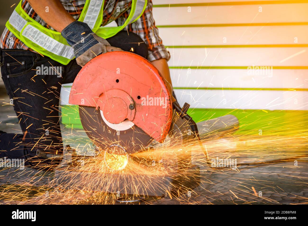 Bauarbeiter mit einer elektrischen Säge auf einer Baustelle, Thailand Stockfoto