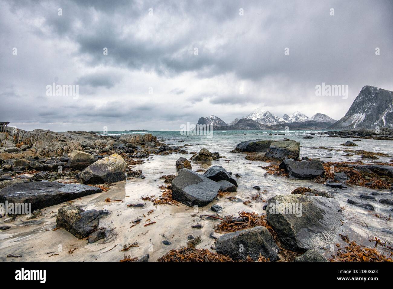 Felsstrand und Berglandschaft, Lofoten, Nordland, Norwegen Stockfoto