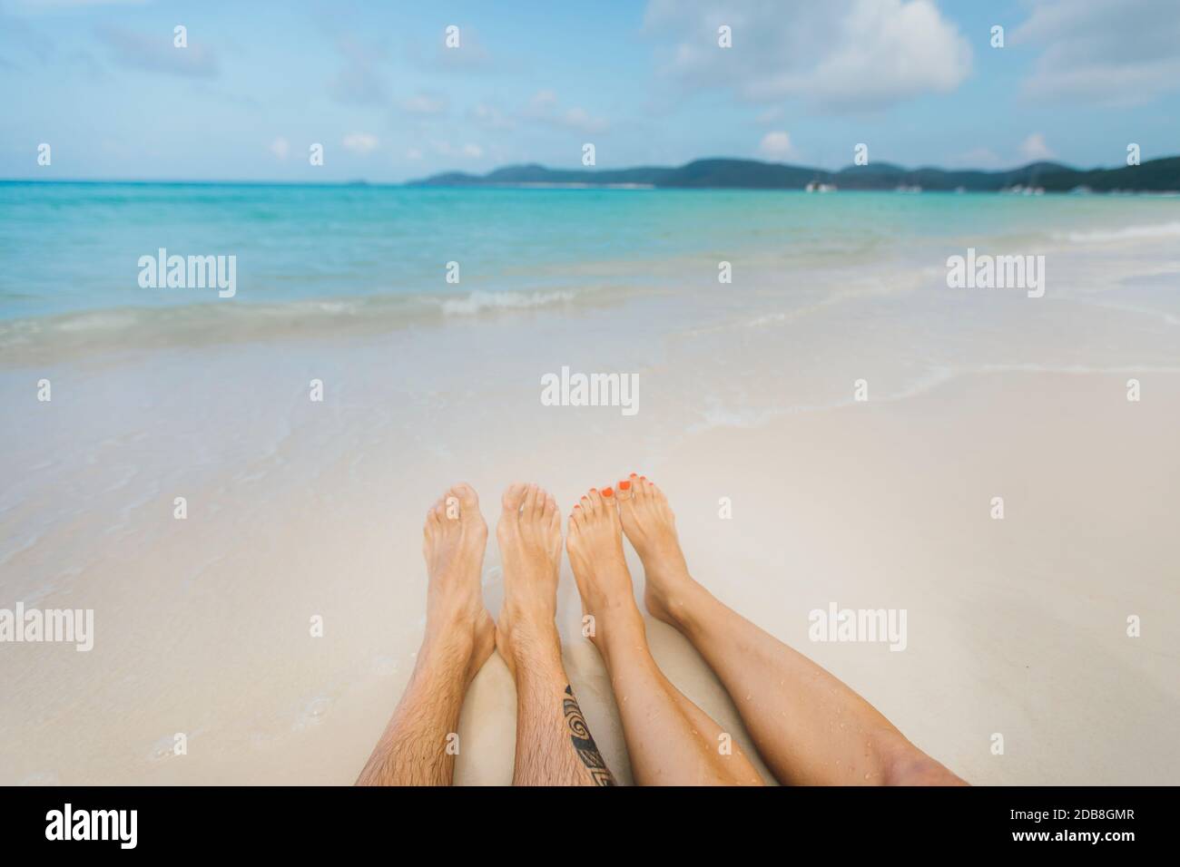 Ein Paar, das den unglaublichen Strand alleine in Australien genießt Stockfoto