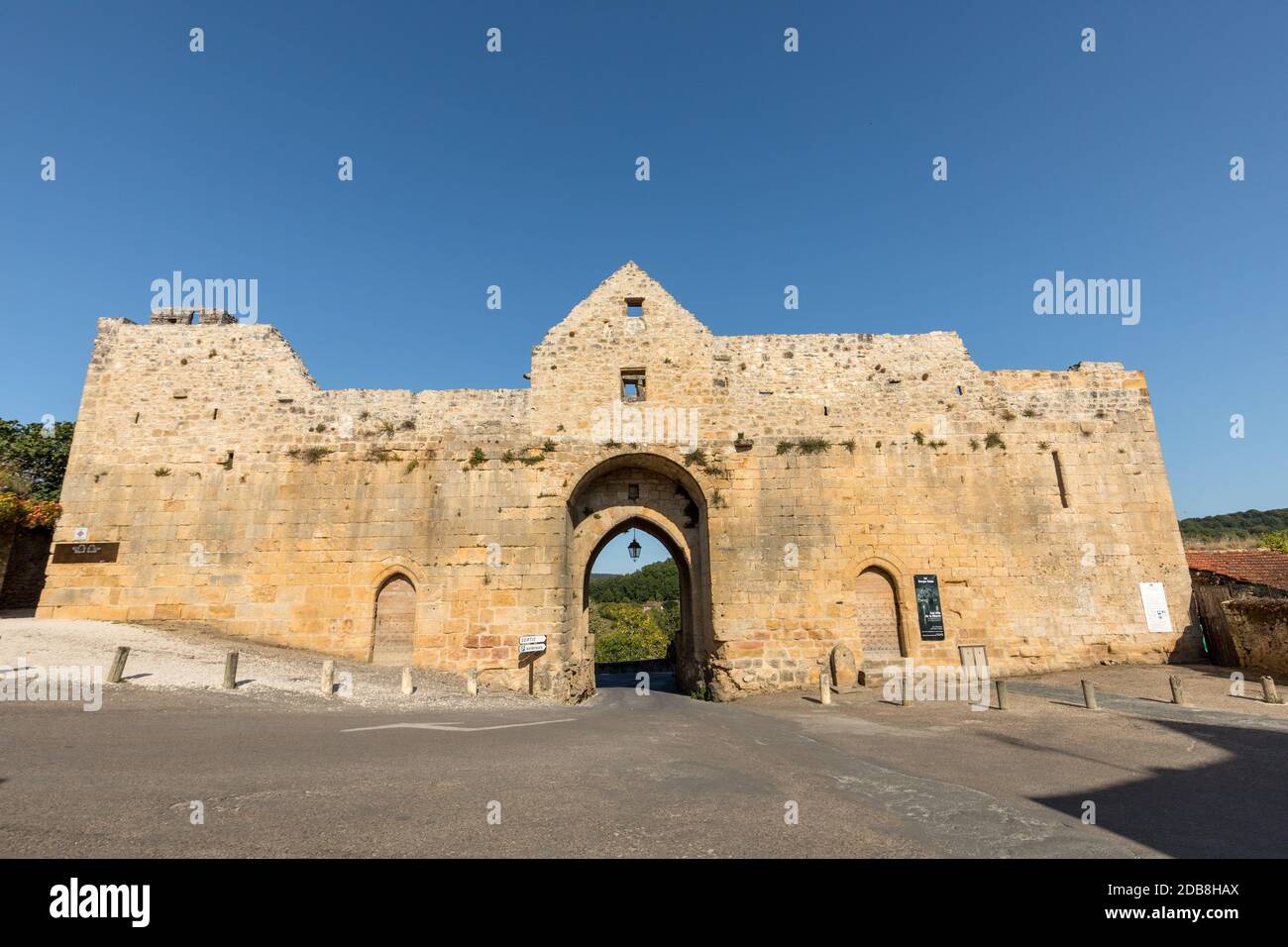 Domme, Frankreich - 2 September, 2018: Porte des Tours, dem mittelalterlichen Stadttor, Domme, Dordogne, Aquitaine, Frankreich, Europa Stockfoto