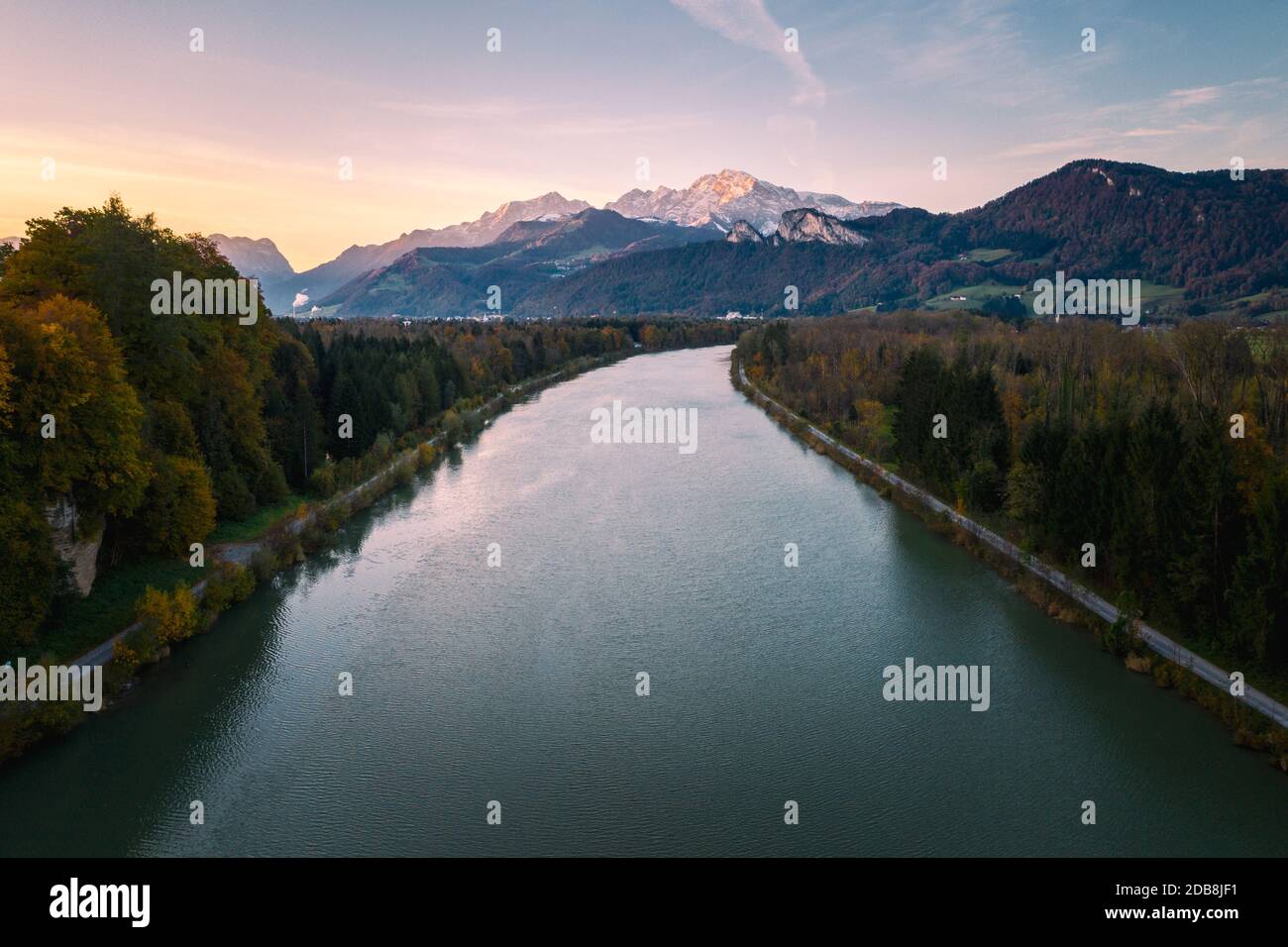 Luftaufnahme der Salzach bei Sonnenuntergang, Salzburg, Österreich Stockfoto