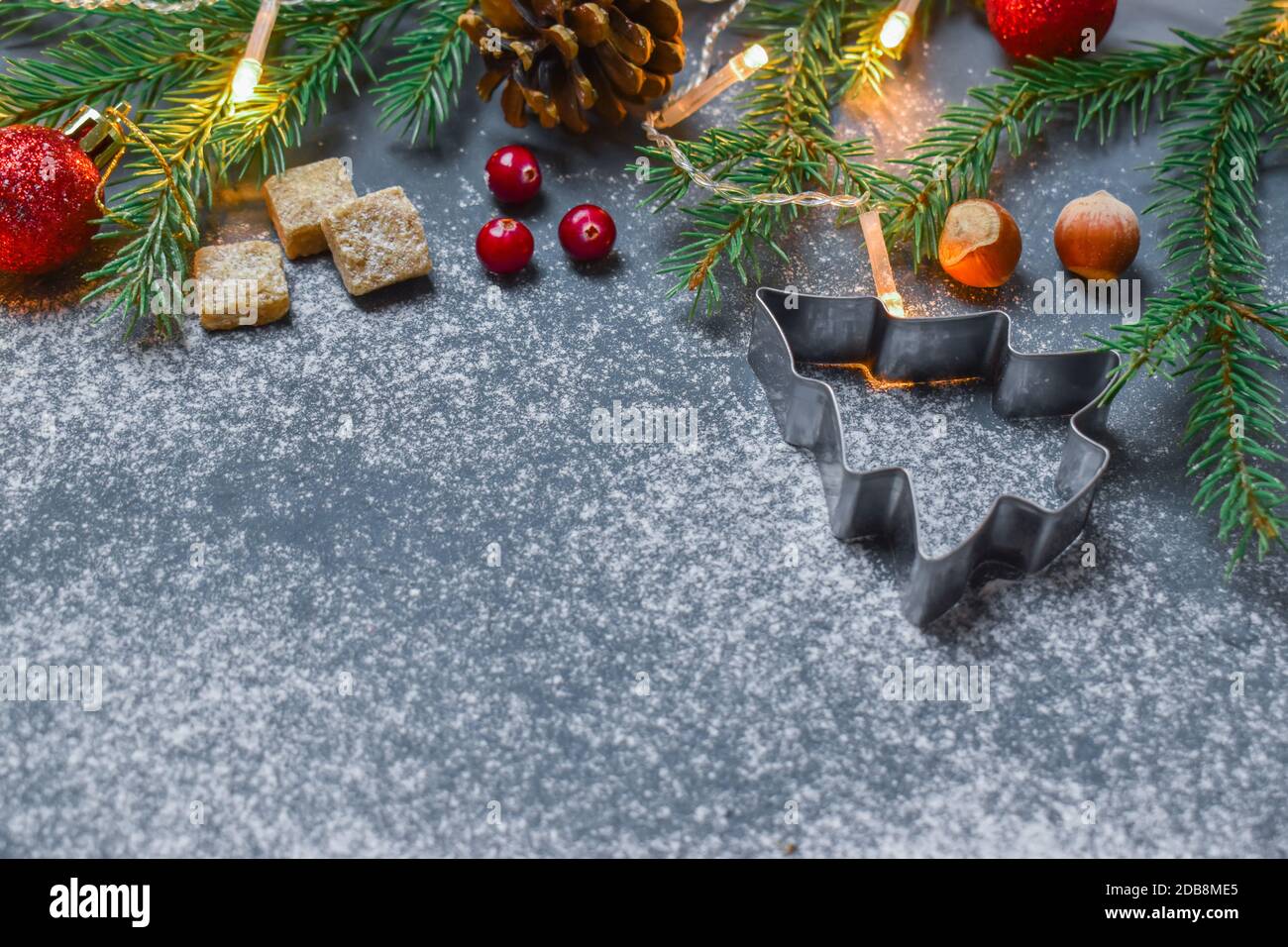 Weihnachtsbanner mit Ausstechform in Form eines Weihnachtsbaums. Frohes neues Jahr. Weihnachtskarte Stockfoto