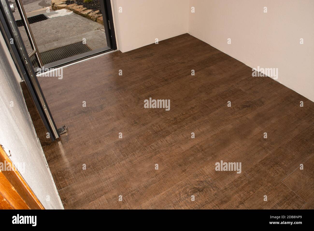 Laminatboden. Gewindeplatte eines Laminatbodens auf einem thermisch isolierten Boden. Elektrische Fußbodenheizung, Strahlungswärme, Infrarotkohle HE Stockfoto