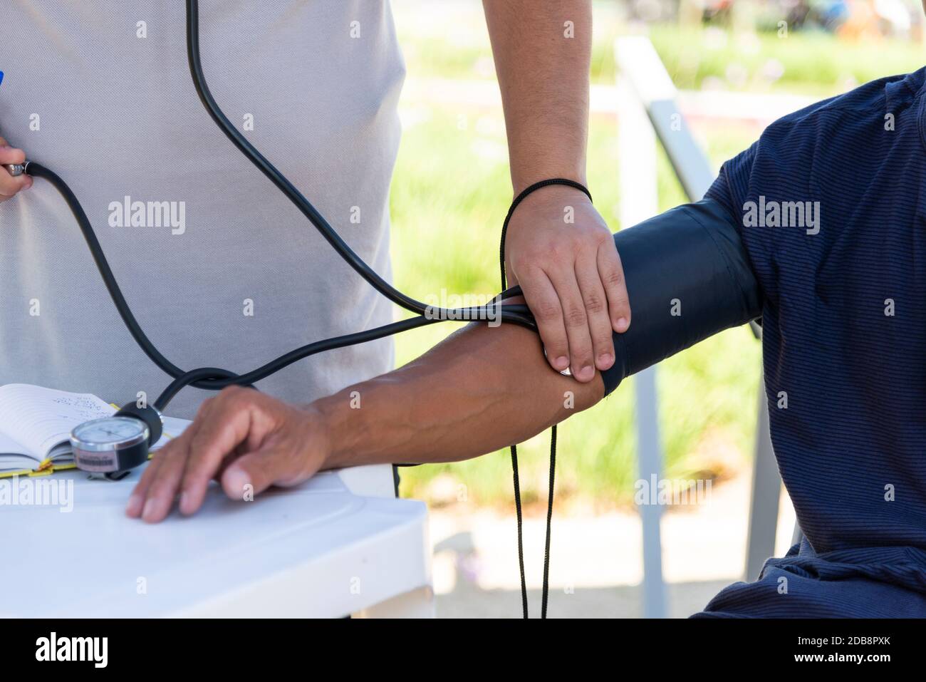 Highliner bekommen ärztliche Untersuchung, Olympisches Dorf, Barra Da Tijuca, RioÃ‚Â deÃ‚Â Janeiro, Brasilien Stockfoto