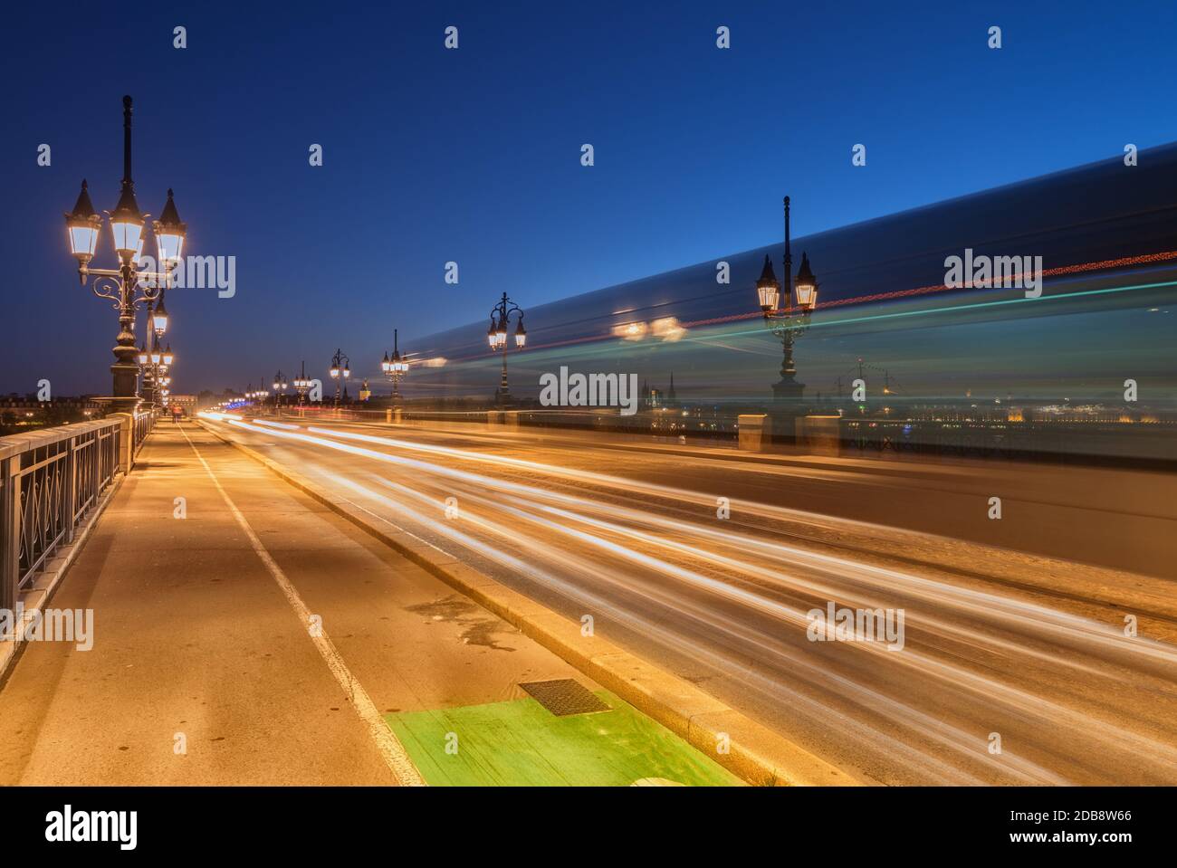 Leichte Wanderwege über eine Brücke bei Nacht, Bordeaux, Gironde, Nouvelle-Aquitaine, Frankreich Stockfoto