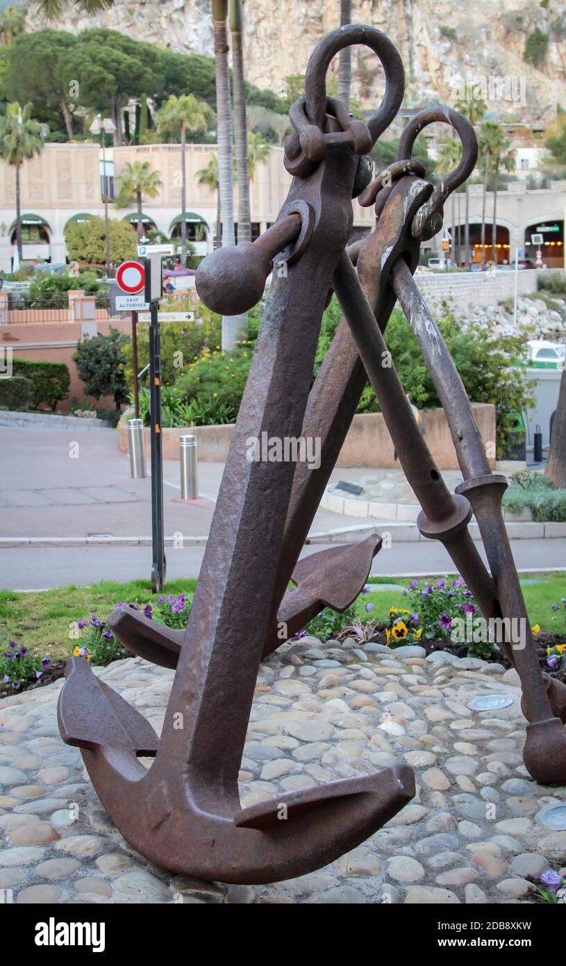 Zwei alte rostige schwere Anker auf einem Sockel Stockfoto