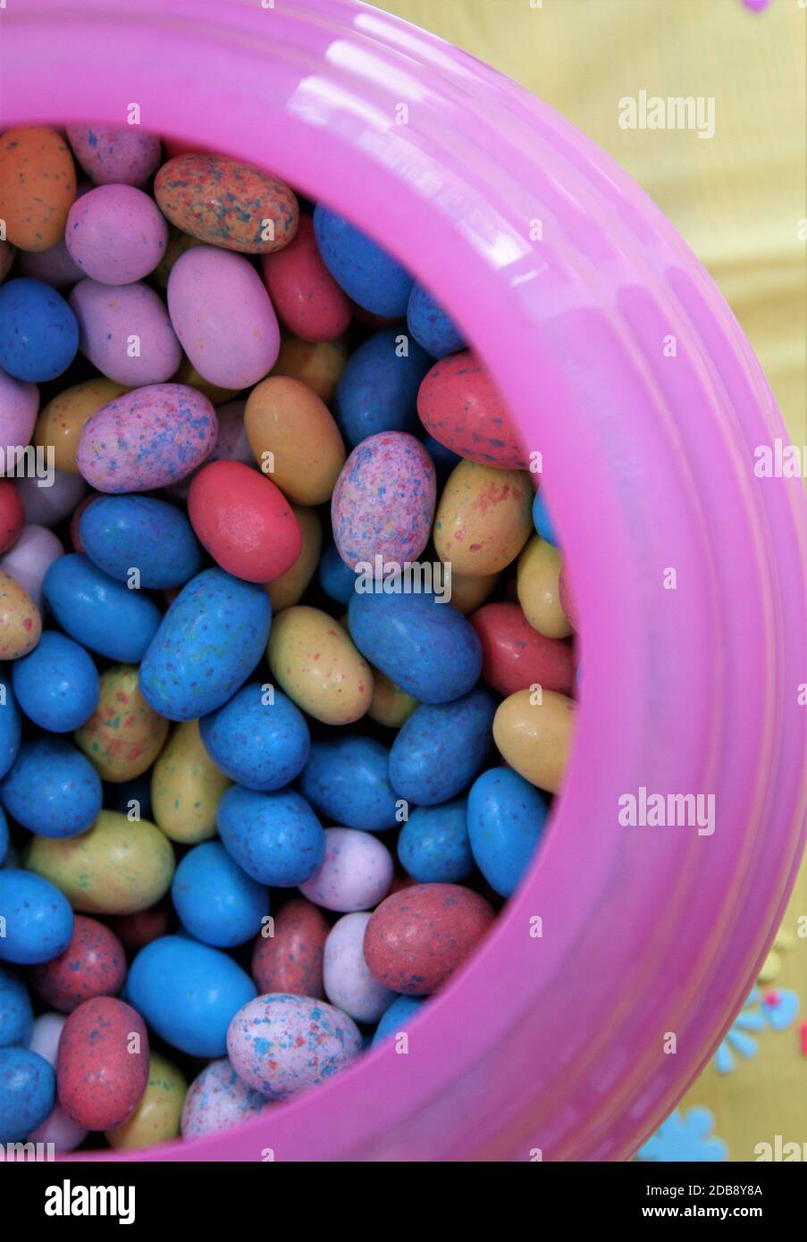 Gelee-Bohnen in einer Plastikschüssel Stockfoto