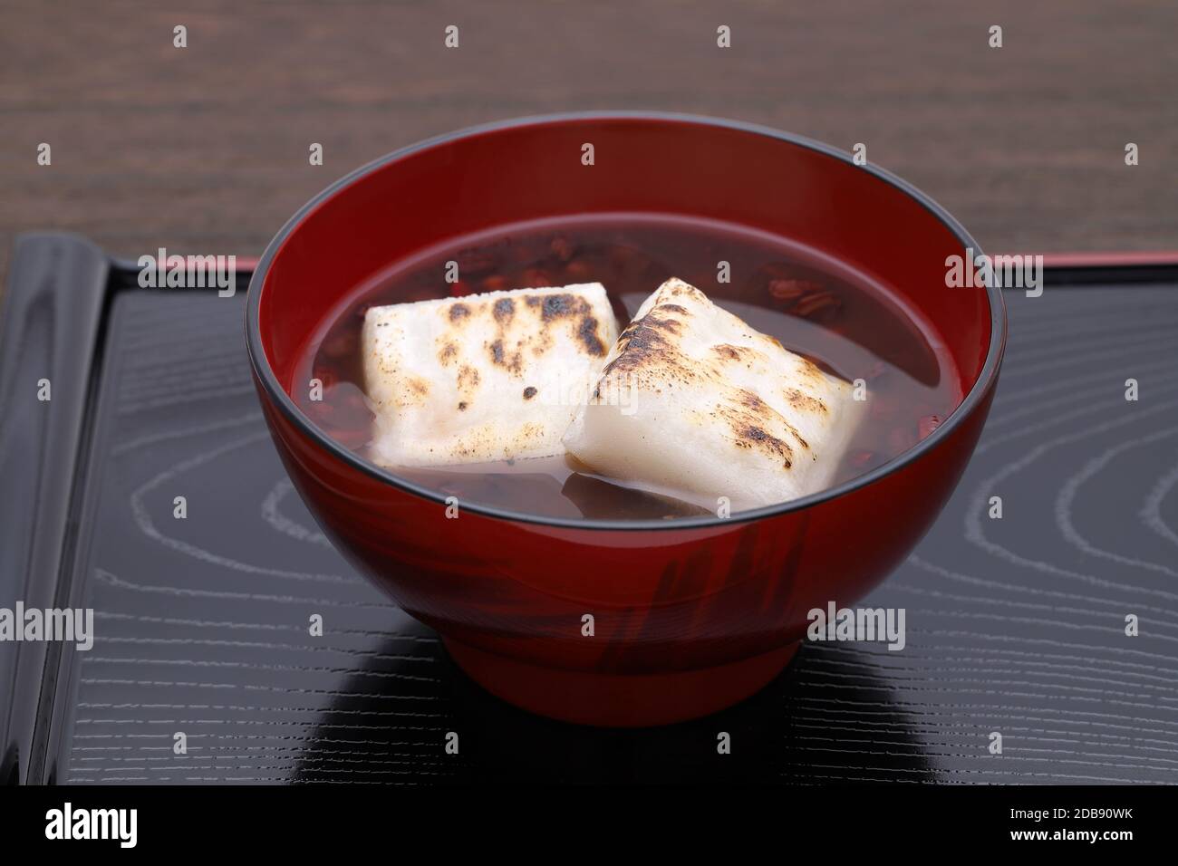 Japanische Süßwaren, Zenzai süß in einer Schüssel auf Holztablett Stockfoto