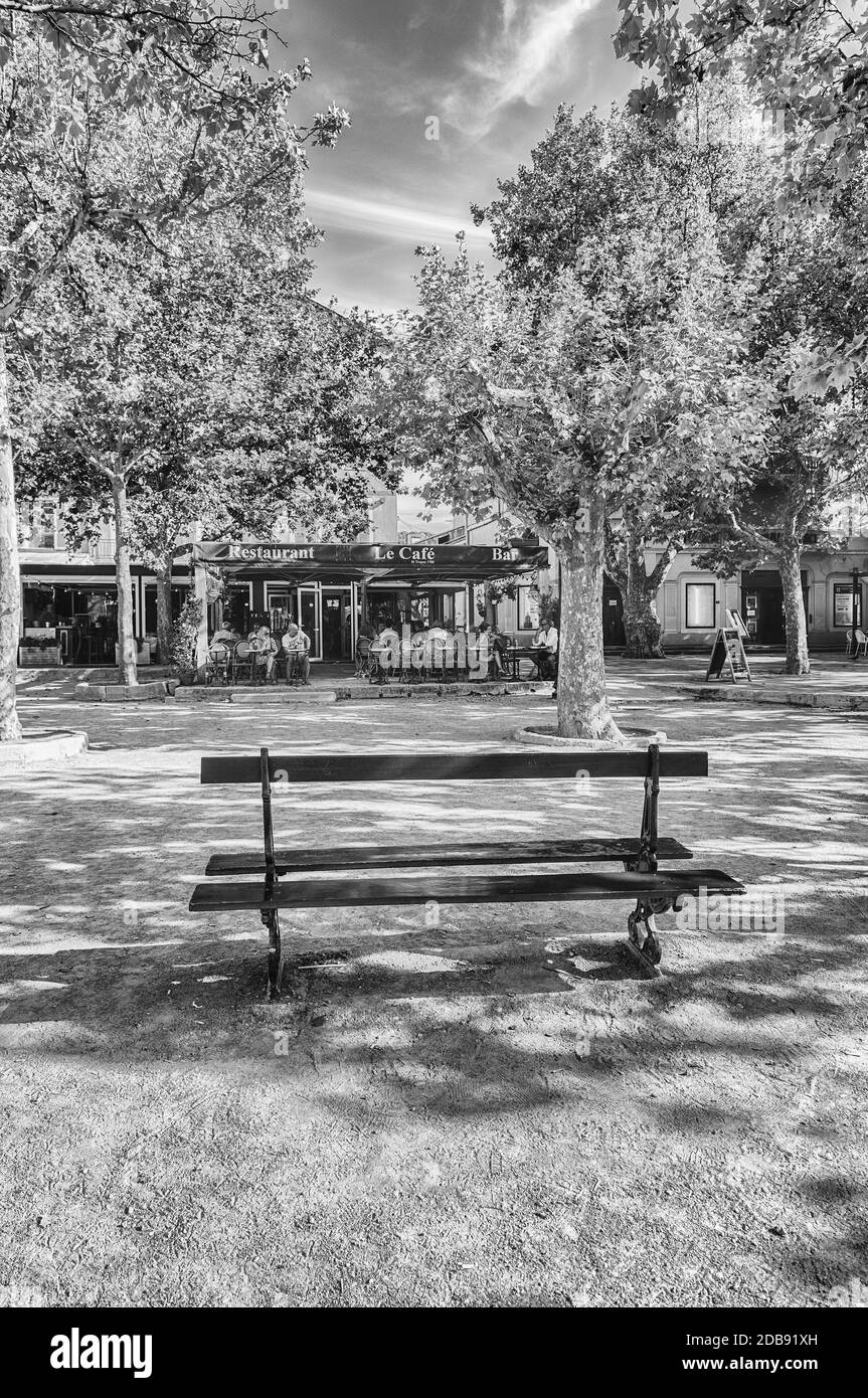 SAINT-TROPEZ, FRANKREICH - 16. AUGUST: Der malerische Place des Lices in Saint-Tropez, Cote d'Azur, Frankreich, 16. August 2019. Auf dem Platz befindet sich ein Beweis Stockfoto