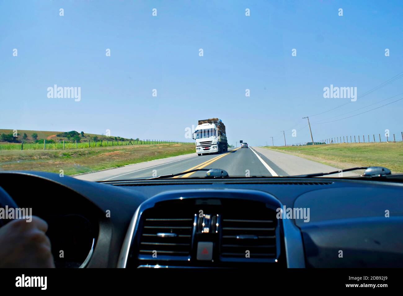 Fahrersicht auf einer Straße im Landesinneren von Brasilien. Stockfoto