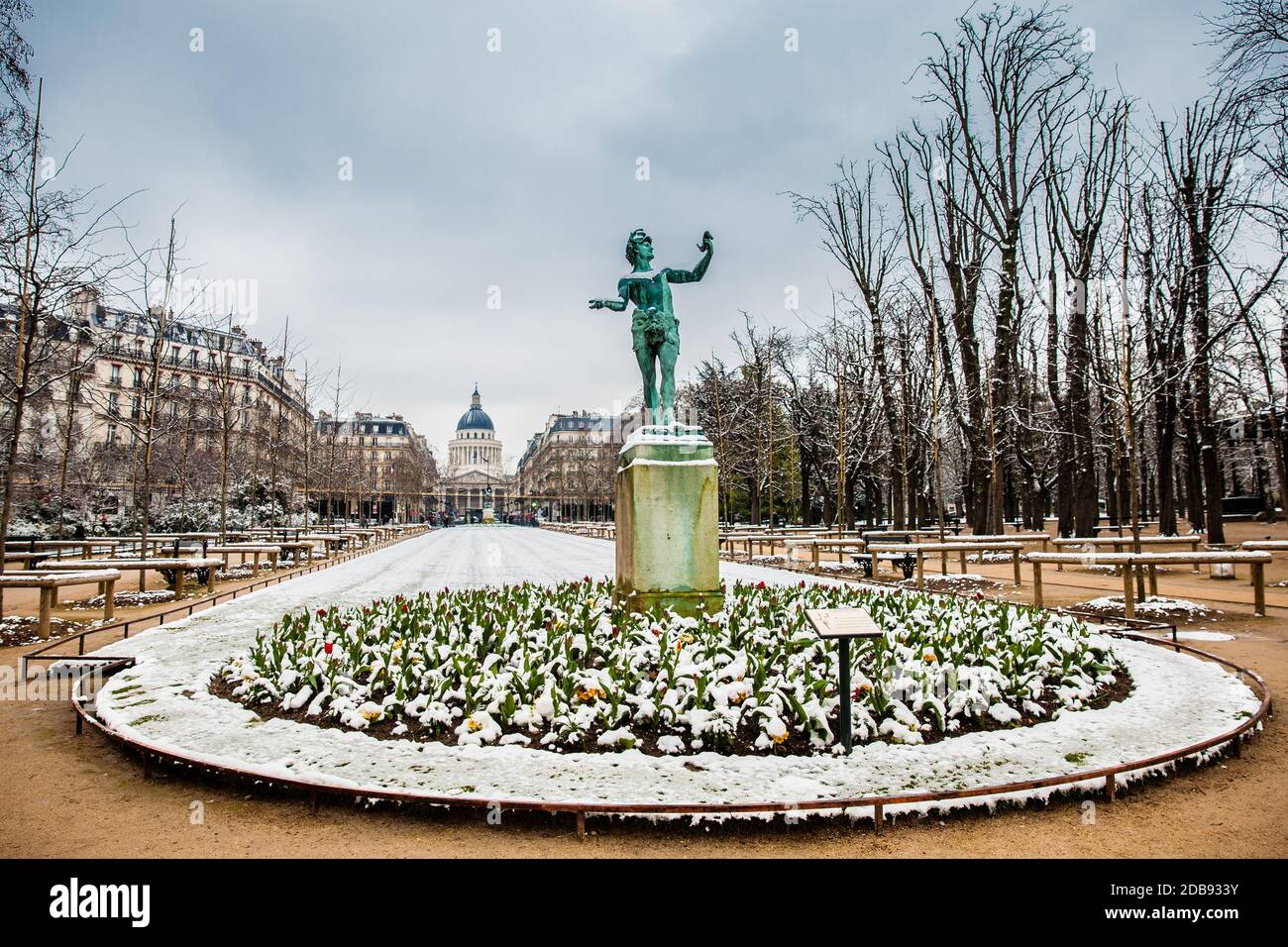 PARIS, FRANKREICH - MÄRZ 2018: Die griechische Schauspielerskulptur im Garten des Palais du Luxembourg an einem eisigen Wintertag kurz vor dem Frühling Stockfoto