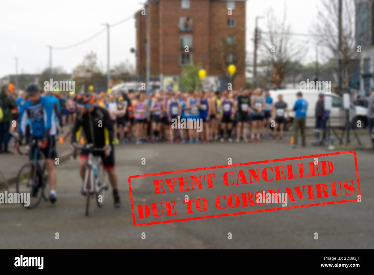 Unscharf, verschwommene Sicht auf Sportwettkämpfer in Folge bei einem Start des Marathonlaufs. Sportveranstaltung wegen Coronavirus oder Covid 19 Pandemien abgesagt Stockfoto