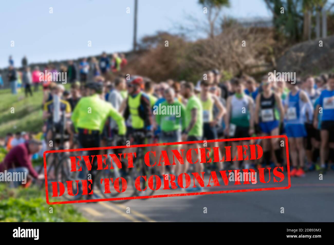 Unscharf, verschwommene Sicht auf Sportwettkämpfer in Folge bei einem Start des Marathonlaufs. Sportveranstaltung wegen Coronavirus oder Covid 19 Pandemien abgesagt Stockfoto