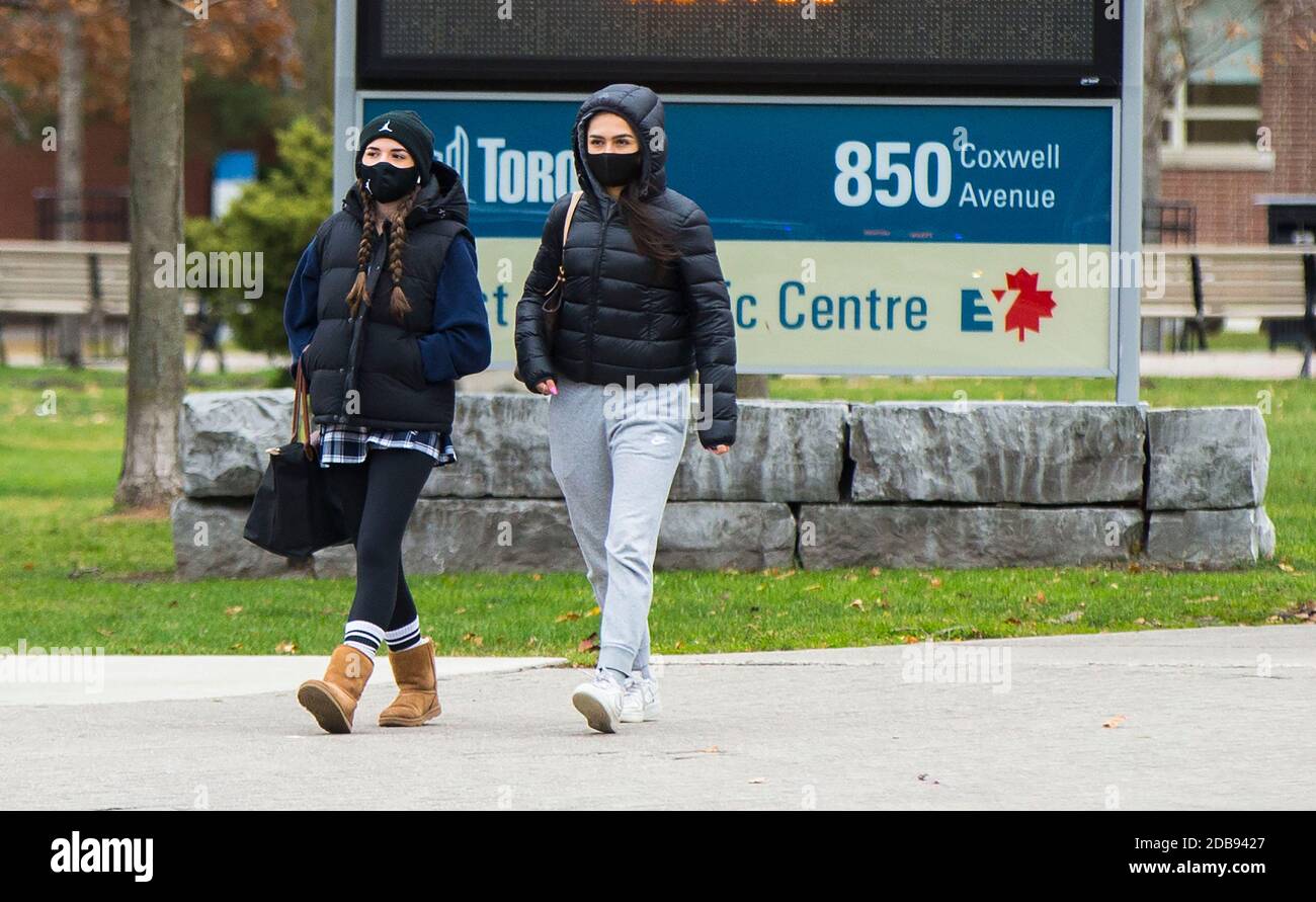 Toronto, Kanada. November 2020. Menschen mit Gesichtsmasken gehen am 16. November 2020 auf einer Straße in Toronto, Kanada. Kanada meldete am Montagabend insgesamt 301,332 Fälle und 11,007 Todesfälle, so CTV. Quelle: Zou Zheng/Xinhua/Alamy Live News Stockfoto