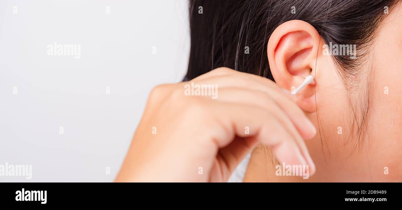 Asiatisch schöne Frau Reinigung Ohr hrt mit Wattestäbchen auf weißem Hintergrund mit Kopie Spece für Text, Healthcare Konzept Stockfoto