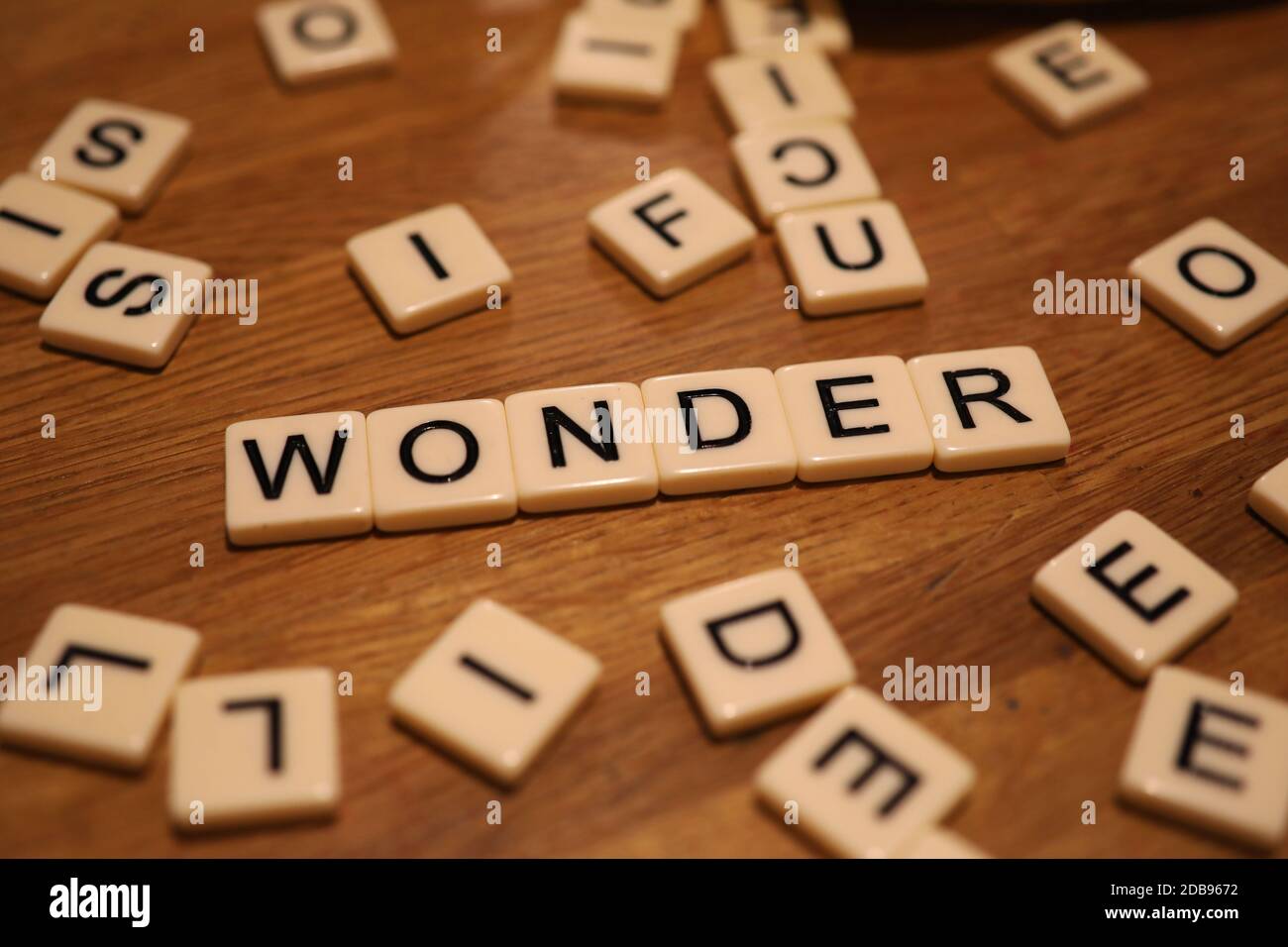 Wonder geschrieben in Alphabet Fliesen auf einem Tisch in Chichester, West Sussex, Großbritannien. Stockfoto