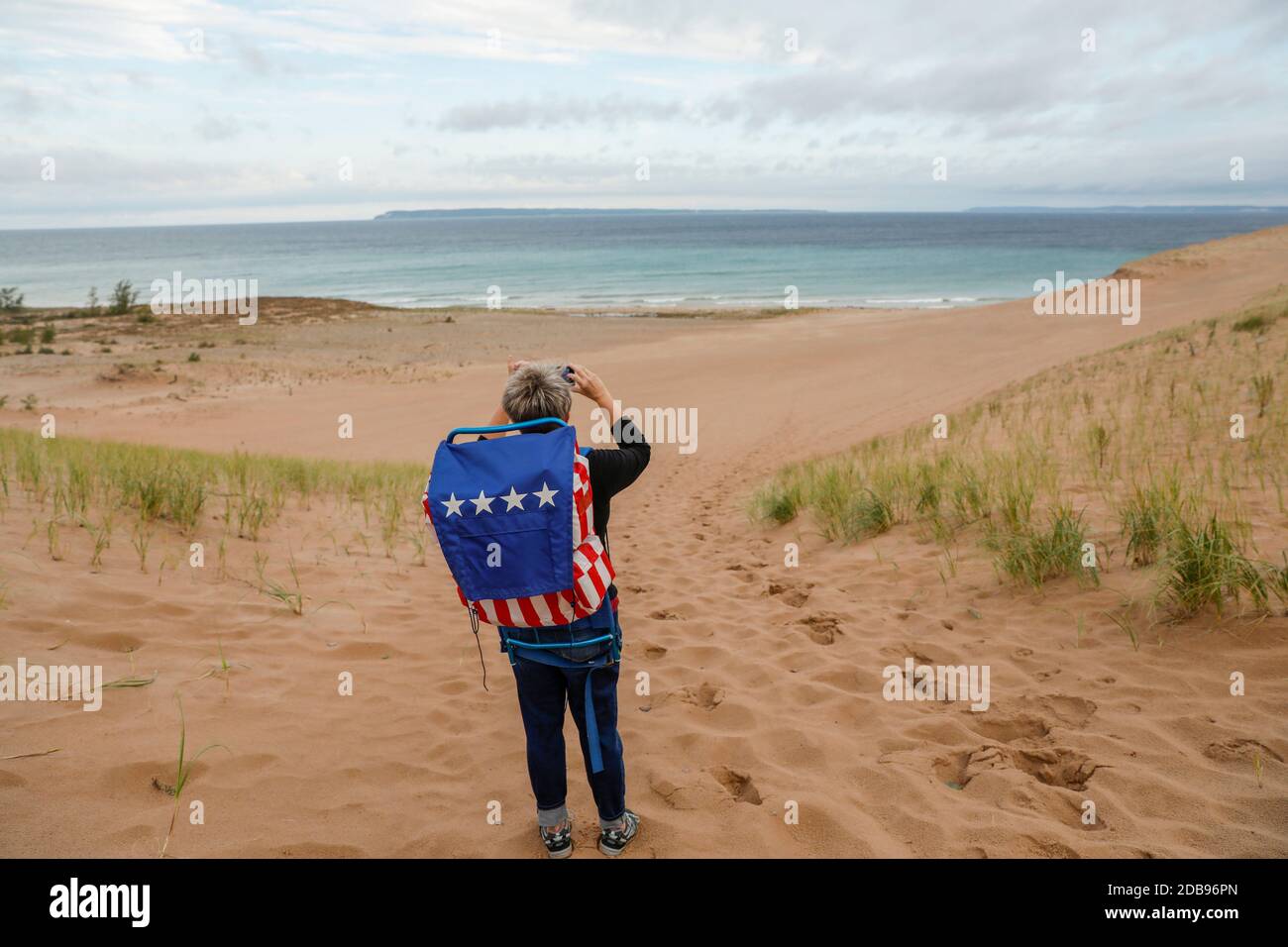 Frau beim Wandern entlang der SleepingÃ‚Â Bear Dunes NationalÃ‚Â Lakeshore, Empire, Michigan, USA Stockfoto