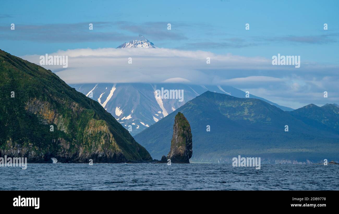 Vulkan über der Beringsee, Halbinsel Kamtschatka, Russland Stockfoto