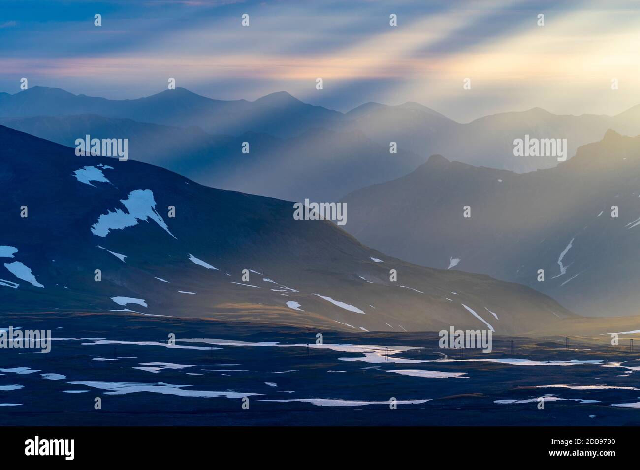 Sonnenstrahlen über den Bergen, Mutnovsky, Kamtschatka Halbinsel, Russland Stockfoto