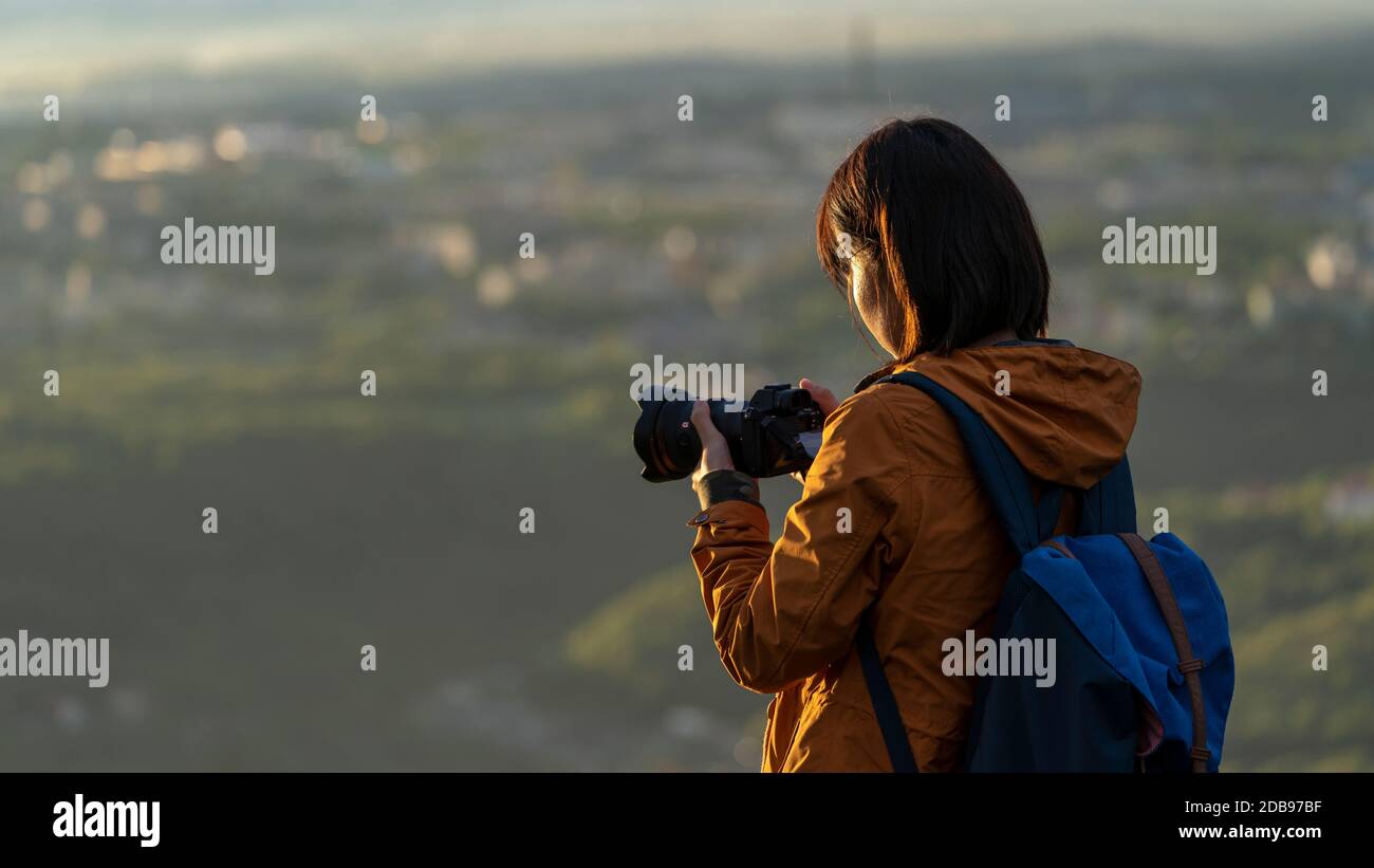 Frau mit Kamera, PetropavlovskÃ‚Â Kamtschatsky, Halbinsel Kamtschatka, Russland Stockfoto