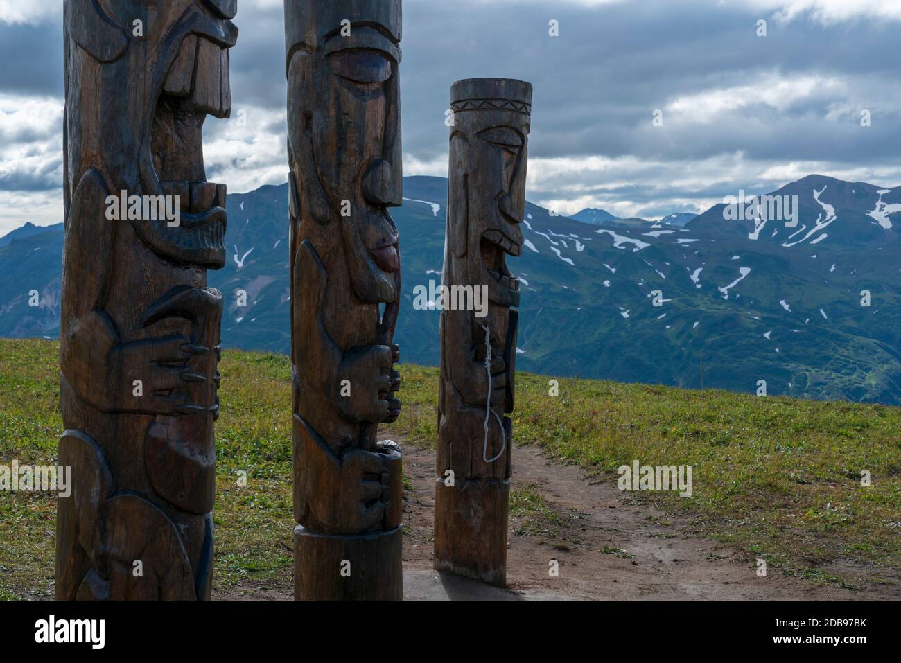 TotemÃ‚Â Pfähle und Berge im Hintergrund, Kamtschatka Halbinsel, Russland Stockfoto