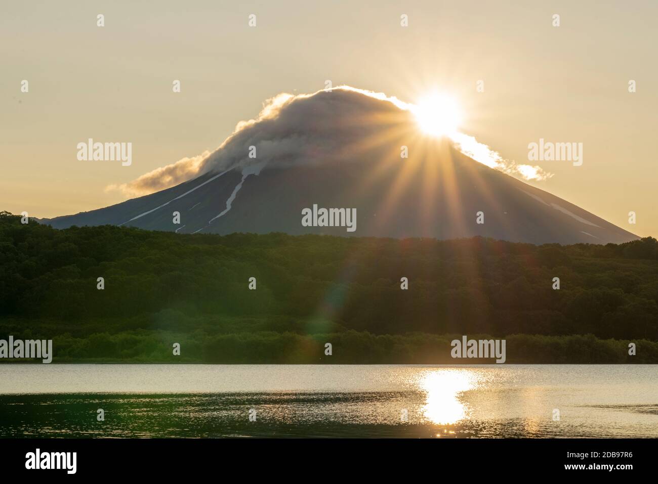 Sonnenaufgang über dem Vulkan, Kurile Lake, Kamtschatka Peninsula, Russland Stockfoto