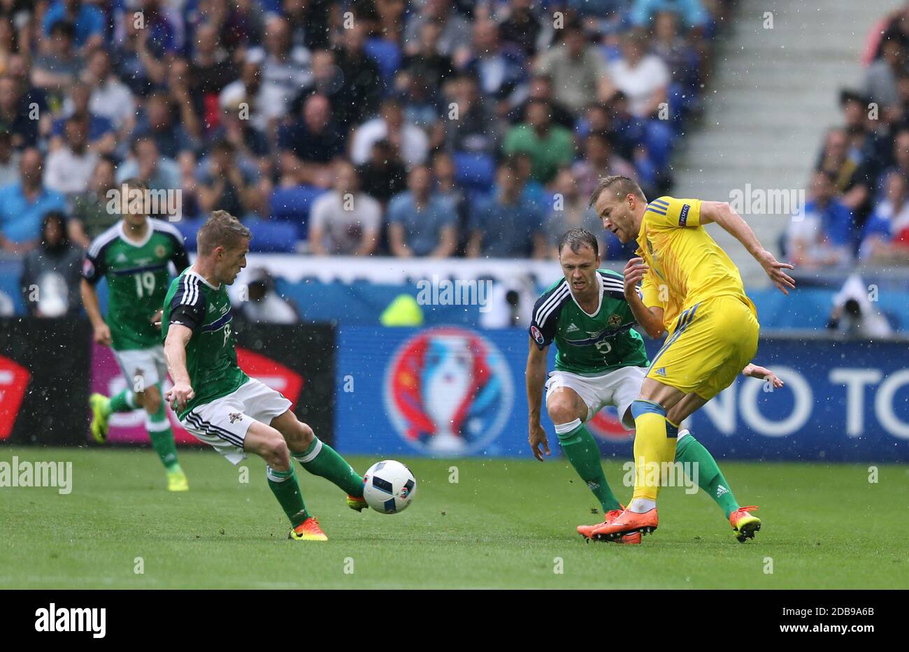 LYON, FRANKREICH - 16. JUNI 2016: Ukrainische (in Gelb) und nordirische Spieler kämpfen während ihres UEFA EURO 2016-Spiels im Stade de Lyon-Stadion in Lyon, Frankreich, um einen Ball. N.Ireland gewann 2-0 Stockfoto