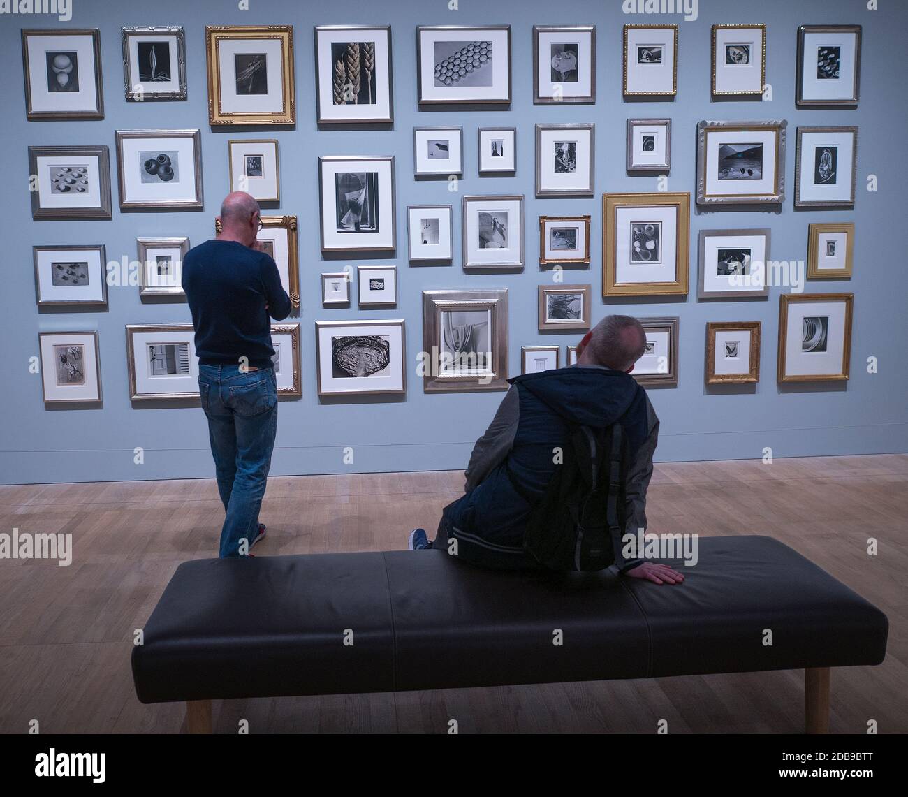 Besucher studieren Sir Elton Johns private Sammlung modernistischer Fotografie, die im Tate Modern Museum in London, Großbritannien, ausgestellt wird. Stockfoto