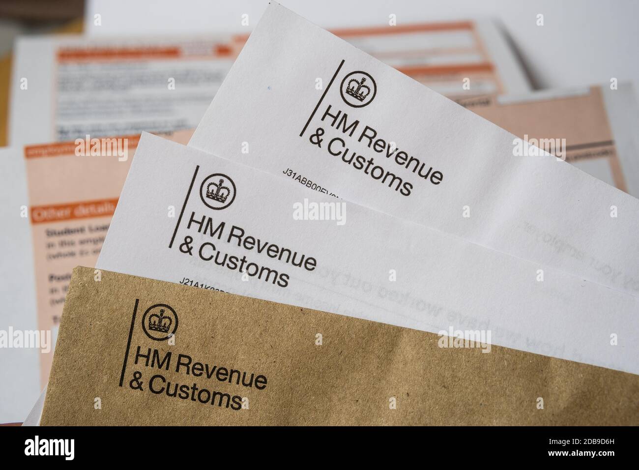 Stafford / Vereinigtes Königreich - November 16 2020: HM Revenue & Customs Letters mit Logos mit braunem Umschlag. HMRC P60 Form auf dem verschwommenen Rücken Stockfoto