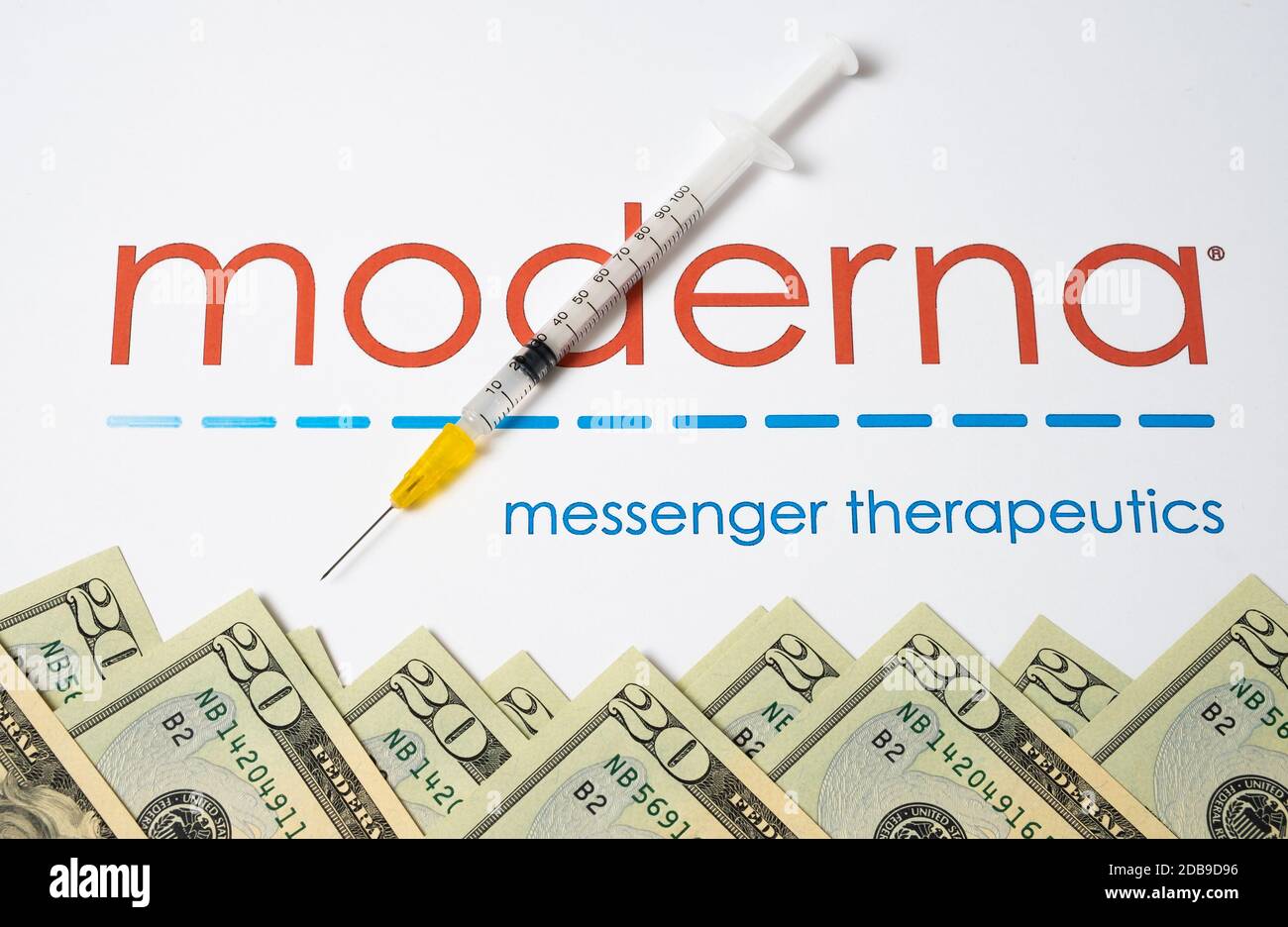 Stone / Vereinigtes Königreich - November 16 2020: Moderna Medical Company Logo auf der Broschüre mit der Spritze und Dollar zu sehen. Moderna Inc. Produziert mRNA- Stockfoto