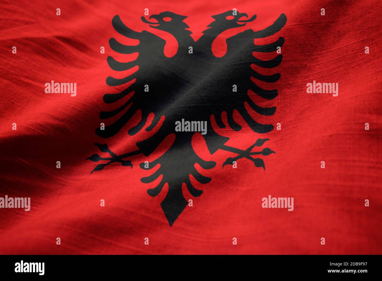 Rüschen Flagge Albanien weht im Wind Stockfoto
