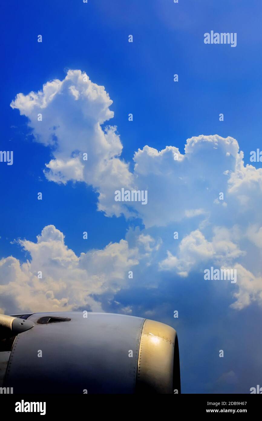 Hellblauer Himmel und Wolken vom Flugzeugfenster am Tag Stockfoto