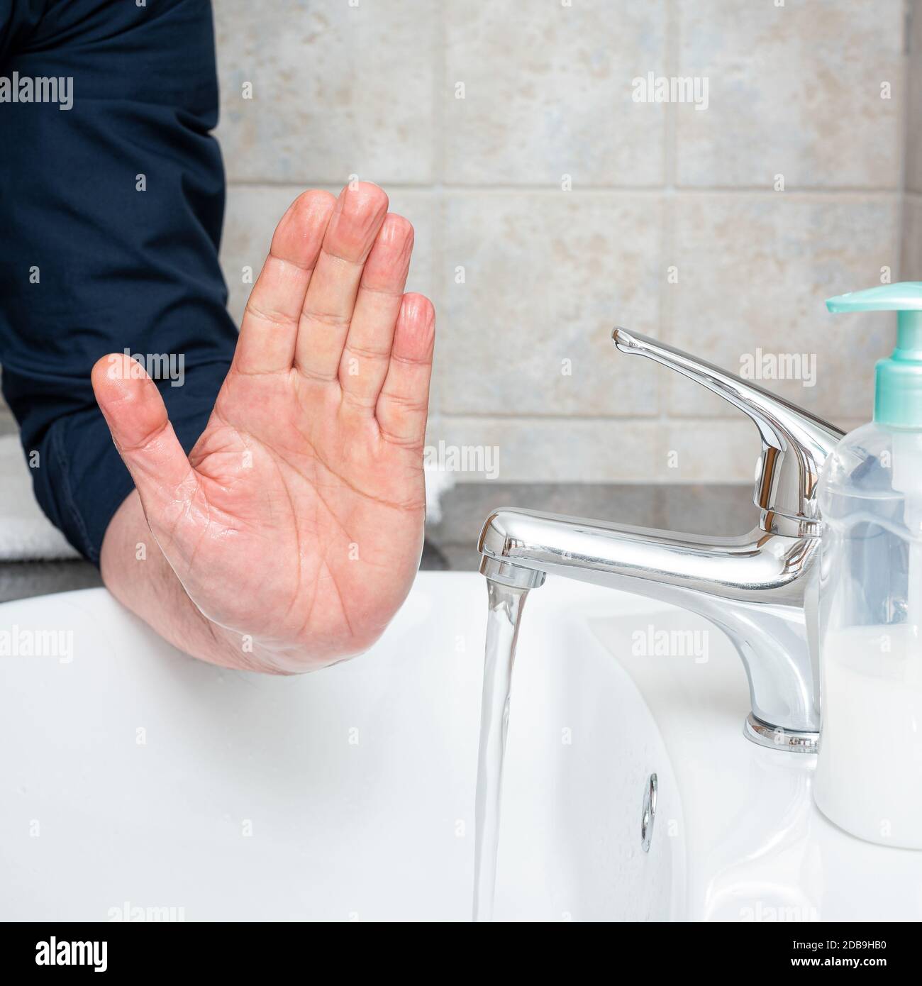 Coronavirus-Prävention. Händewaschen mit heißem Seifenwasser stoppt die Infektion von Covid-19, STOPPSCHILD. Körperhygiene. Gesundheit. Stockfoto