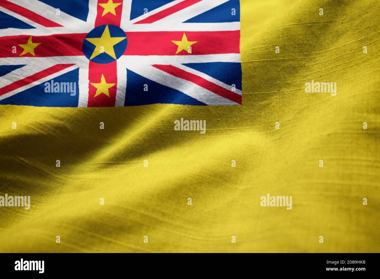 Nahaufnahme der Ruffled Niue Flagge, Niue Flagge weht im Wind Stockfoto