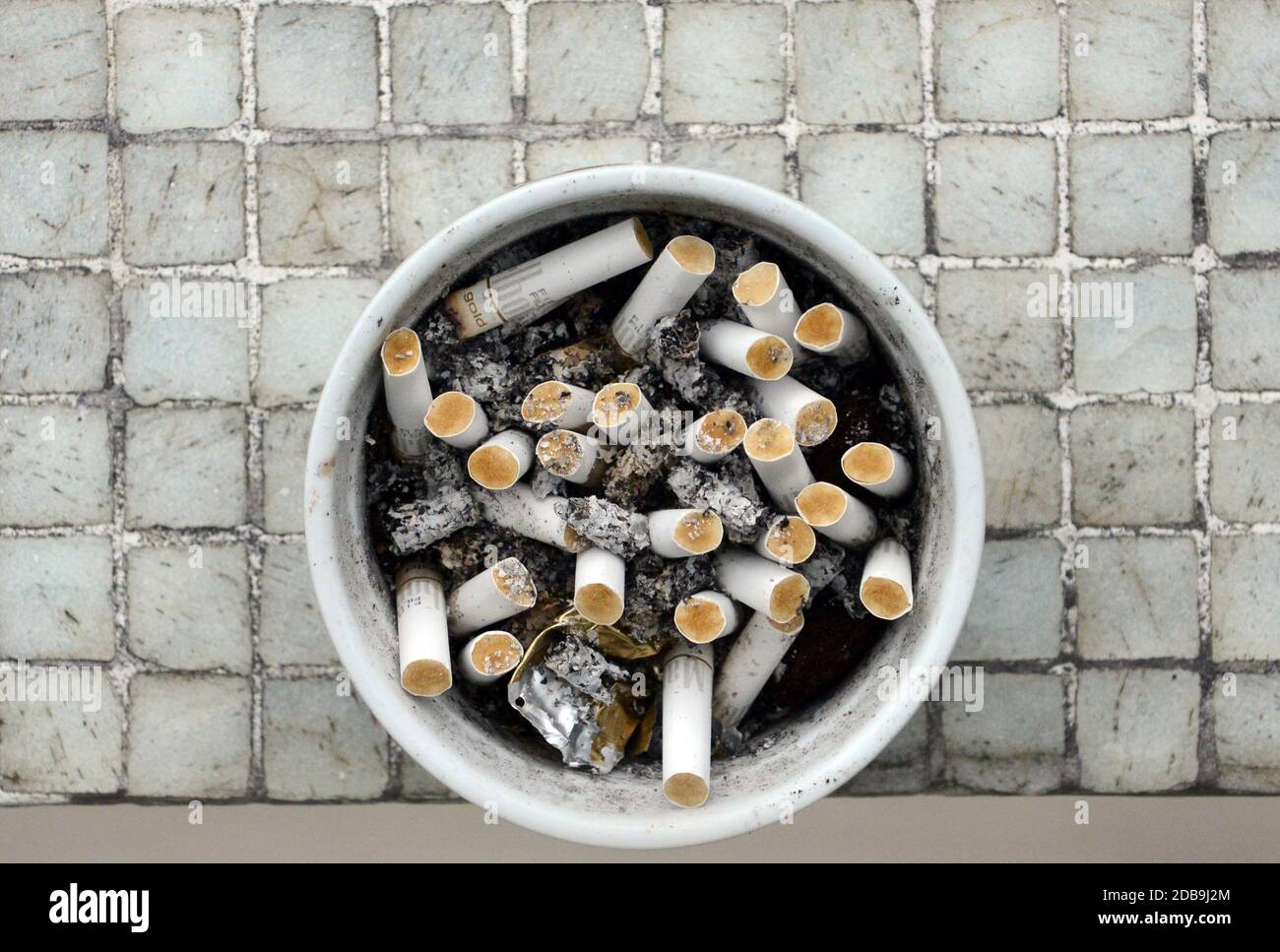 großer Aschenbecher voller viele Zigarettenkippen Stockfotografie