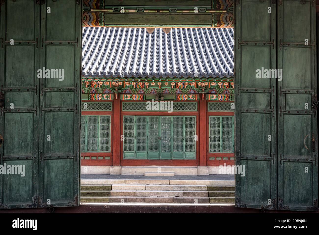 Einer der Haupteingang des Palastes in Changdeok Gung Palast in Seoul, Südkorea. Changdeokgung Palast ist einer von fünf Hauptpalästen in Seoul. Stockfoto